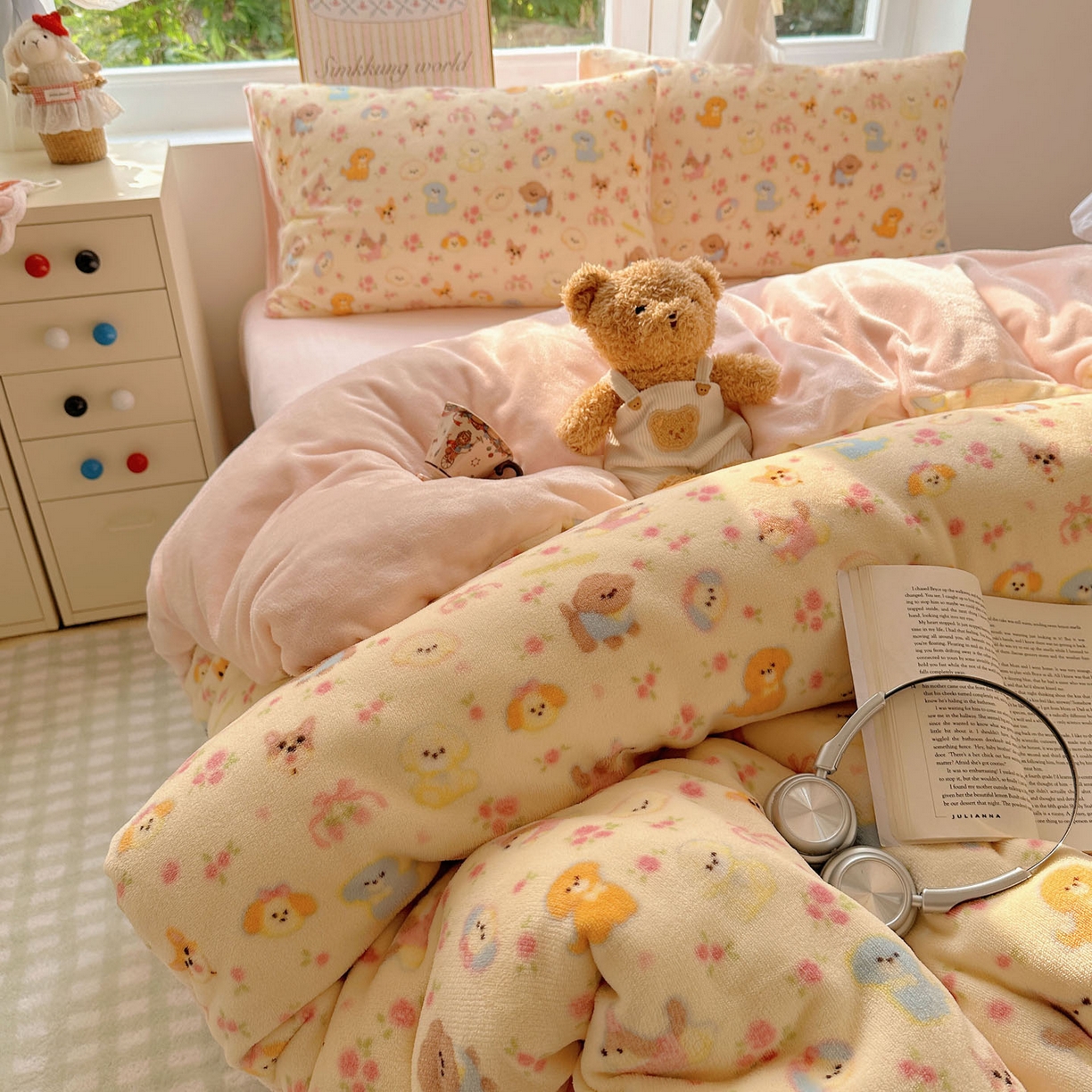 91家纺网 家纺一手货源 找家纺 暖芯优选 2025新款小清新加厚高克重牛奶绒四件套直播热款电商热款 小狗乐园