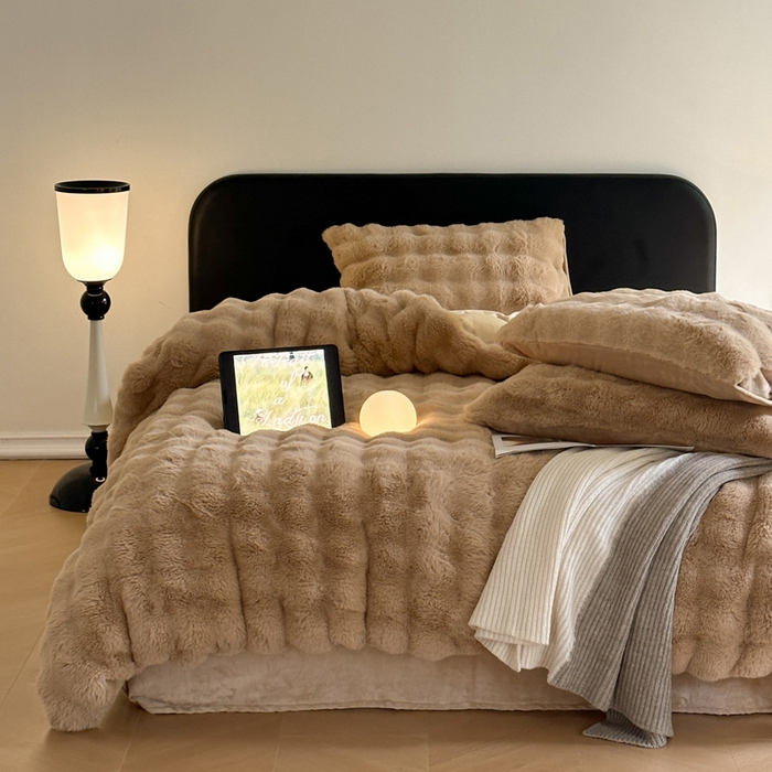 91家纺网 家纺一手货源 找家纺 小叮当家纺仓储工厂店 （买家秀 爆款不断货）2025新款A类母婴级兔兔绒大泡泡牛奶绒珊瑚绒雪花绒四件套 雅致-浅驼