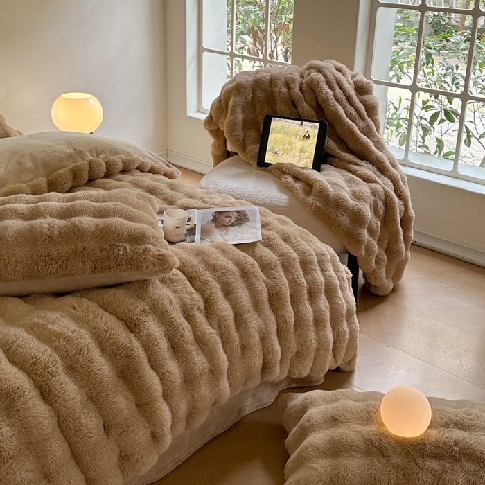 91家纺网 家纺一手货源 找家纺 小叮当家纺仓储工厂店 （买家秀 爆款不断货）2025新款A类母婴级兔兔绒大泡泡牛奶绒珊瑚绒雪花绒四件套 雅致-浅驼