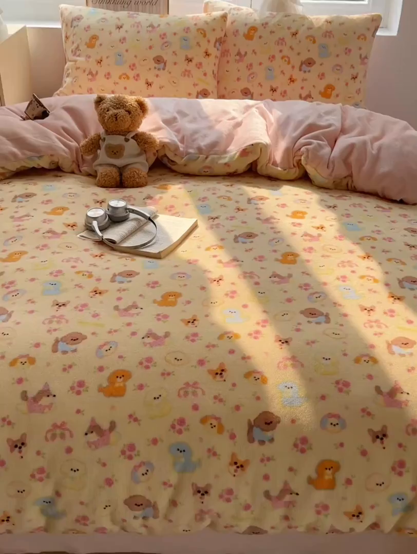 91家纺网 家纺一手货源 找家纺 暖芯优选 2025新款小清新加厚高克重牛奶绒四件套直播热款电商热款 小狗乐园