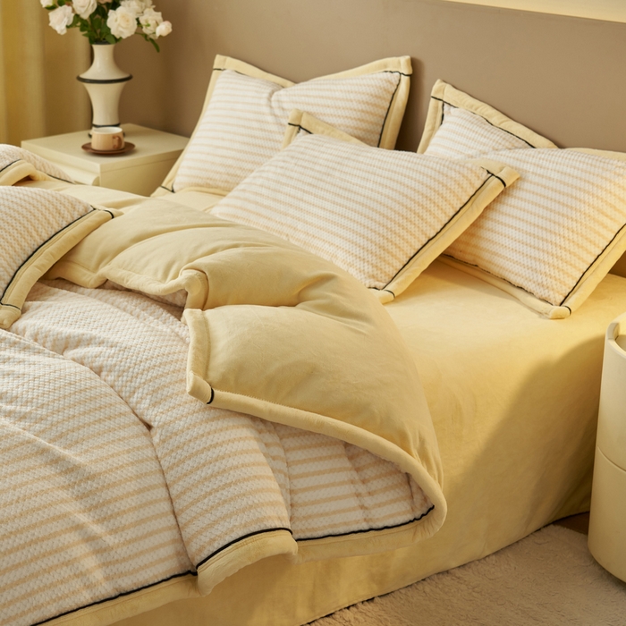 91家纺网 家纺一手货源 找家纺 晨曦家纺 2025新款加厚高克重230克贝贝绒牛奶绒四件套无印风菠萝格 贝贝绒-奶黄