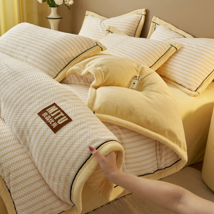 91家纺网 家纺一手货源 找家纺 晨曦家纺 2025新款加厚高克重230克贝贝绒牛奶绒四件套无印风菠萝格 贝贝绒-奶黄