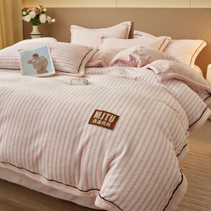 91家纺网 家纺一手货源 找家纺 晨曦家纺 2025新款加厚高克重230克贝贝绒牛奶绒四件套无印风菠萝格 贝贝绒-悠粉