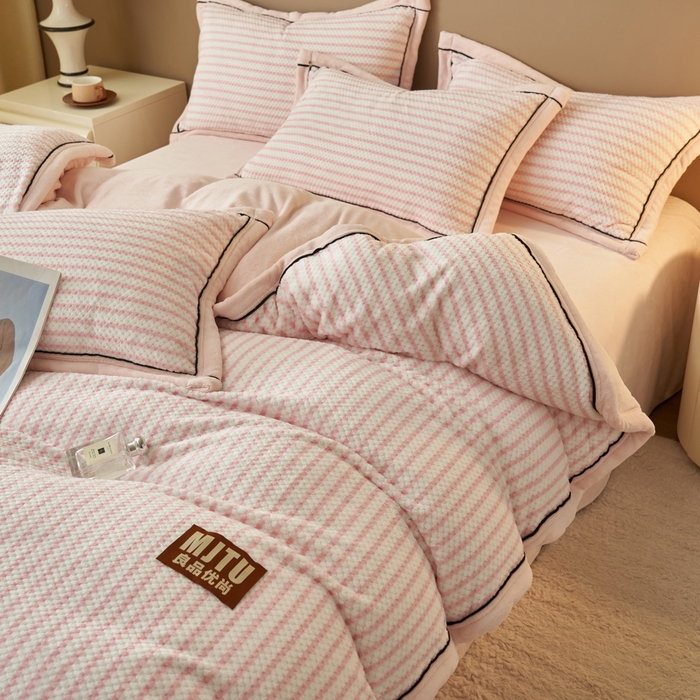 91家纺网 家纺一手货源 找家纺 晨曦家纺 2025新款加厚高克重230克贝贝绒牛奶绒四件套无印风菠萝格 贝贝绒-悠粉