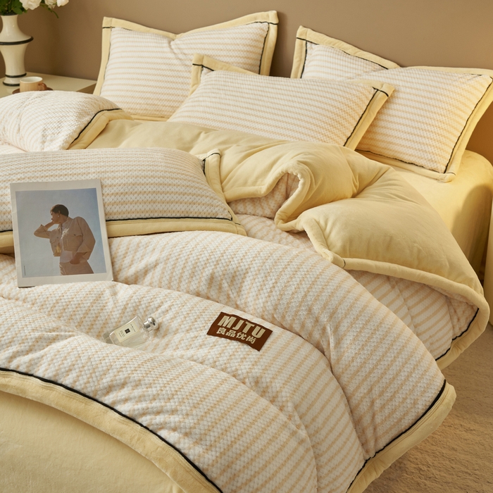 91家纺网 家纺一手货源 找家纺 晨曦家纺 2025新款加厚高克重230克贝贝绒牛奶绒四件套无印风菠萝格 贝贝绒-奶黄