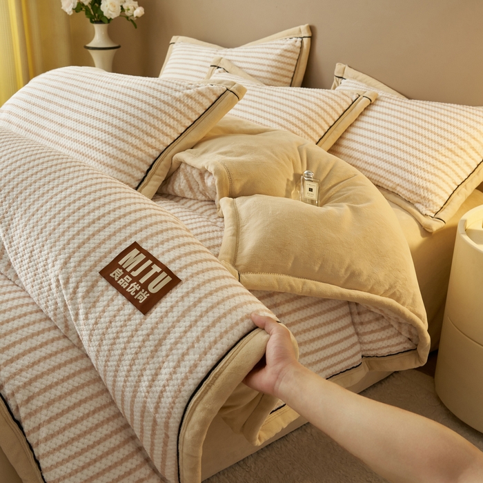 91家纺网 家纺一手货源 找家纺 晨曦家纺 2025新款加厚高克重230克贝贝绒牛奶绒四件套无印风菠萝格 贝贝绒-奶咖