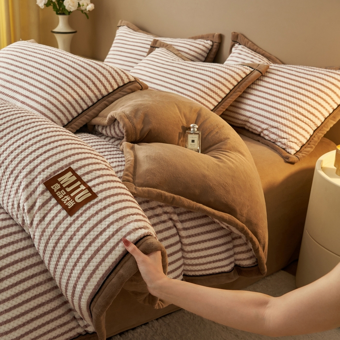 91家纺网 家纺一手货源 找家纺 晨曦家纺 2025新款加厚高克重230克贝贝绒牛奶绒四件套无印风菠萝格 贝贝绒-卡布奇诺咖