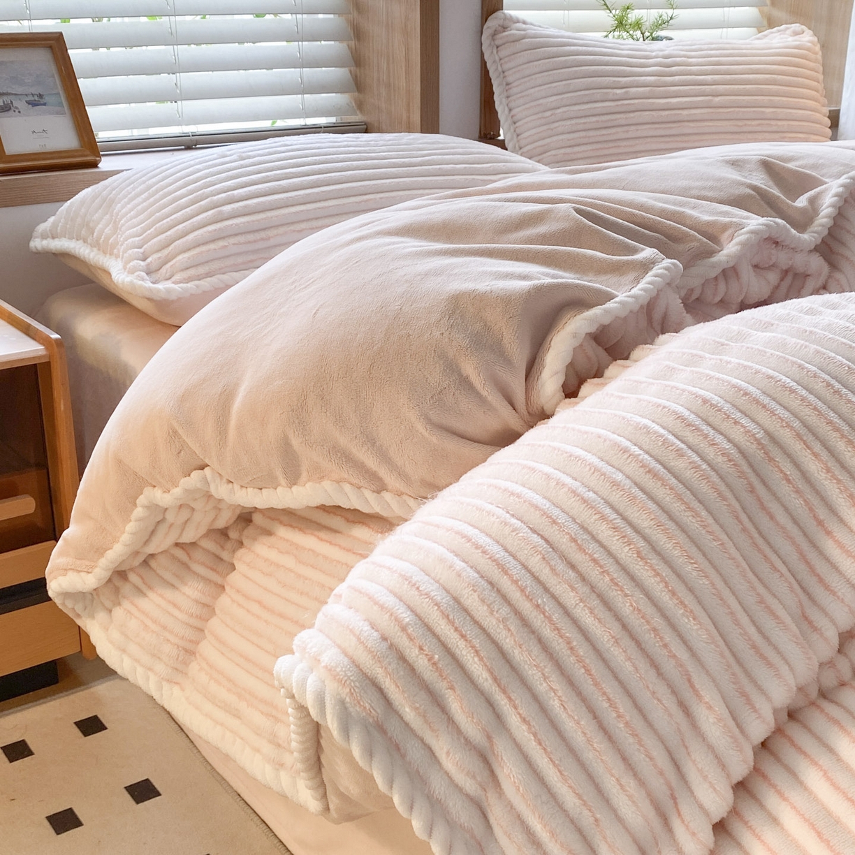 91家纺网 家纺一手货源 找家纺 小叮当家纺仓储工厂店 2025新款阳离子抽条四件套 阳离子抽条-桃粉