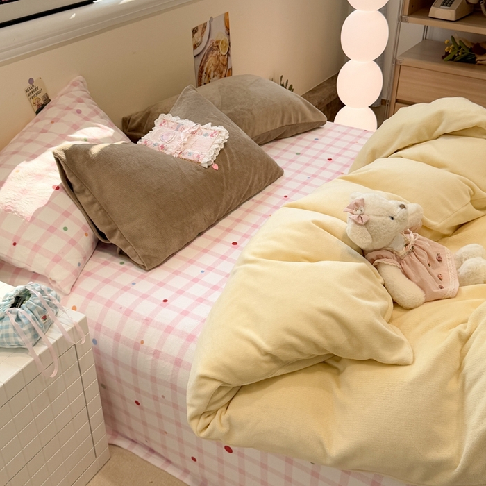 91家纺网 家纺一手货源 找家纺 呗旺鹿 2025新款亲肤舒适ins韩系撞色小清新牛奶绒四件套 芝士草莓点点-枕套咖+咖