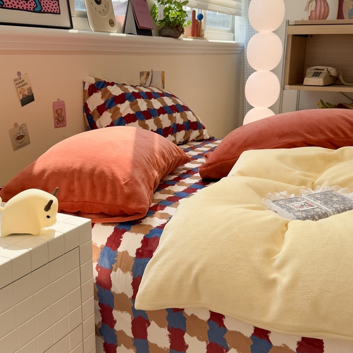 91家纺网 家纺一手货源 找家纺 呗旺鹿 2025新款亲肤舒适ins韩系撞色小清新牛奶绒四件套 芝士焦糖-枕套焦糖+格子