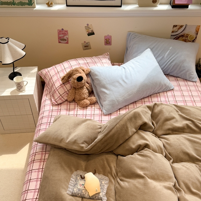 91家纺网 家纺一手货源 找家纺 呗旺鹿 2025新款亲肤舒适ins韩系撞色小清新牛奶绒四件套 巧克力草莓酱-枕套蓝色+格子