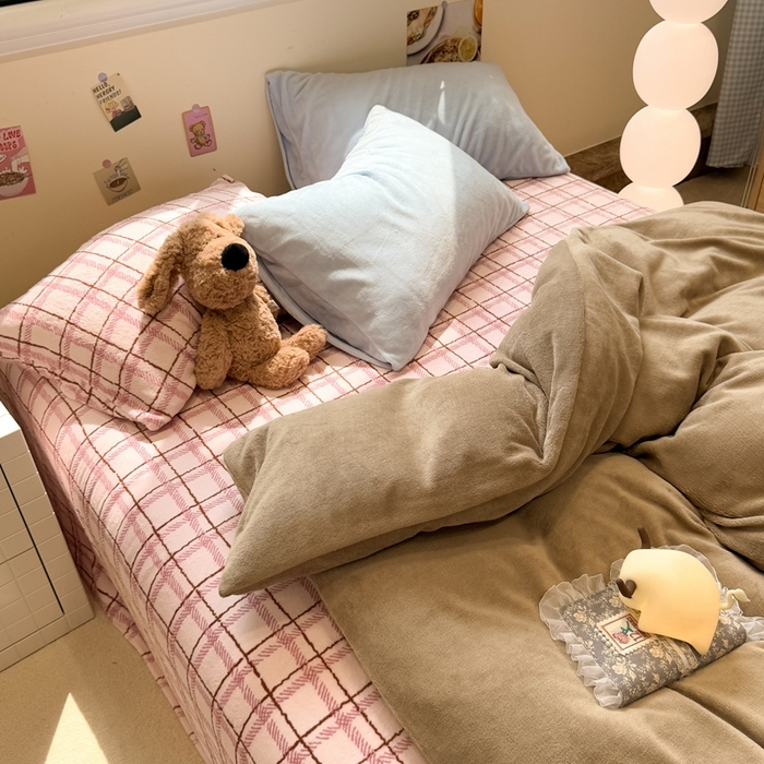 91家纺网 家纺一手货源 找家纺 呗旺鹿 2025新款亲肤舒适ins韩系撞色小清新牛奶绒四件套 巧克力草莓酱-枕套蓝色+格子