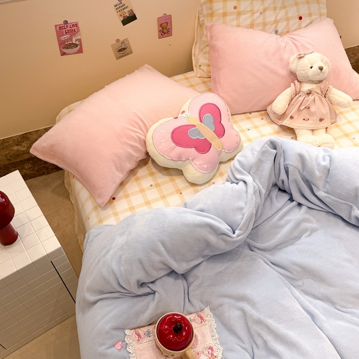 91家纺网 家纺一手货源 找家纺 呗旺鹿 2025新款亲肤舒适ins韩系撞色小清新牛奶绒四件套 海洋芝士-枕套粉色+格子