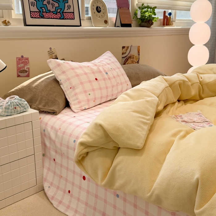 91家纺网 家纺一手货源 找家纺 呗旺鹿 2025新款亲肤舒适ins韩系撞色小清新牛奶绒四件套 芝士草莓点点-枕套咖+粉格