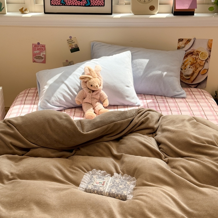 91家纺网 家纺一手货源 找家纺 呗旺鹿 2025新款亲肤舒适ins韩系撞色小清新牛奶绒四件套 巧克力草莓酱-枕套蓝色+格子