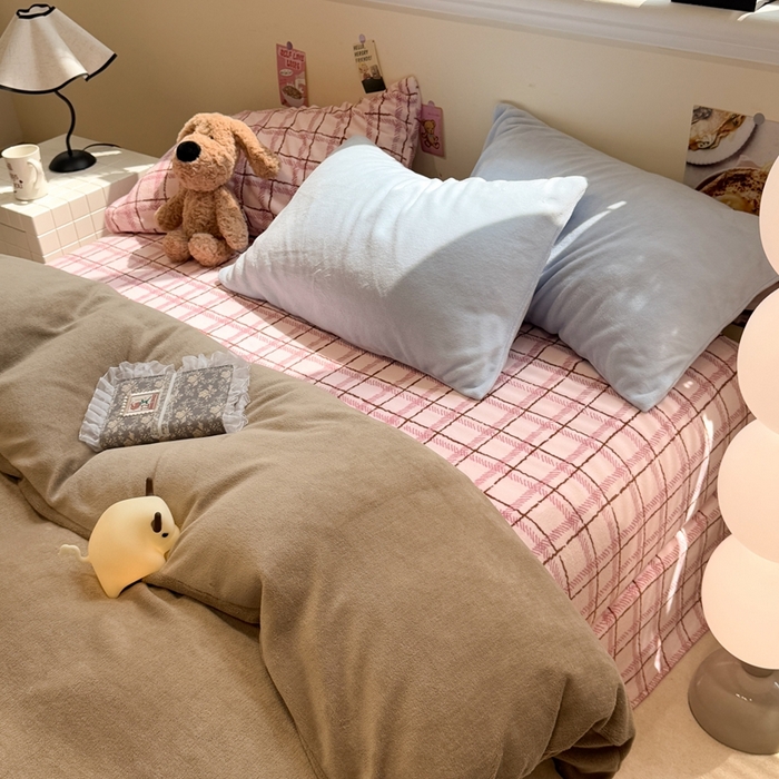 91家纺网 家纺一手货源 找家纺 呗旺鹿 2025新款亲肤舒适ins韩系撞色小清新牛奶绒四件套 巧克力草莓酱-枕套蓝色+格子