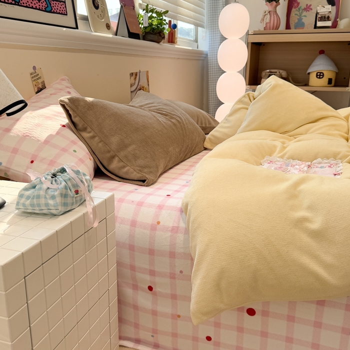 91家纺网 家纺一手货源 找家纺 呗旺鹿 2025新款亲肤舒适ins韩系撞色小清新牛奶绒四件套 芝士草莓点点-枕套咖+粉格