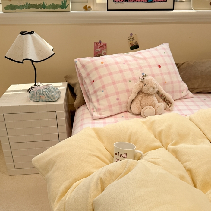 91家纺网 家纺一手货源 找家纺 呗旺鹿 2025新款亲肤舒适ins韩系撞色小清新牛奶绒四件套 芝士草莓点点-枕套咖+咖