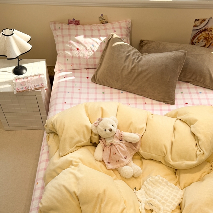 91家纺网 家纺一手货源 找家纺 呗旺鹿 2025新款亲肤舒适ins韩系撞色小清新牛奶绒四件套 芝士草莓点点-枕套咖+咖