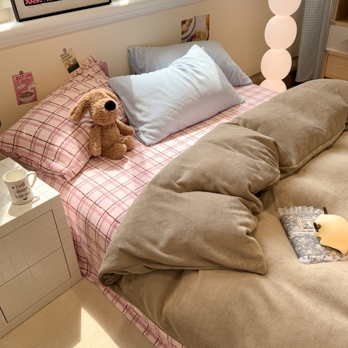 91家纺网 家纺一手货源 找家纺 呗旺鹿 2025新款亲肤舒适ins韩系撞色小清新牛奶绒四件套 巧克力草莓酱-枕套蓝色+蓝色