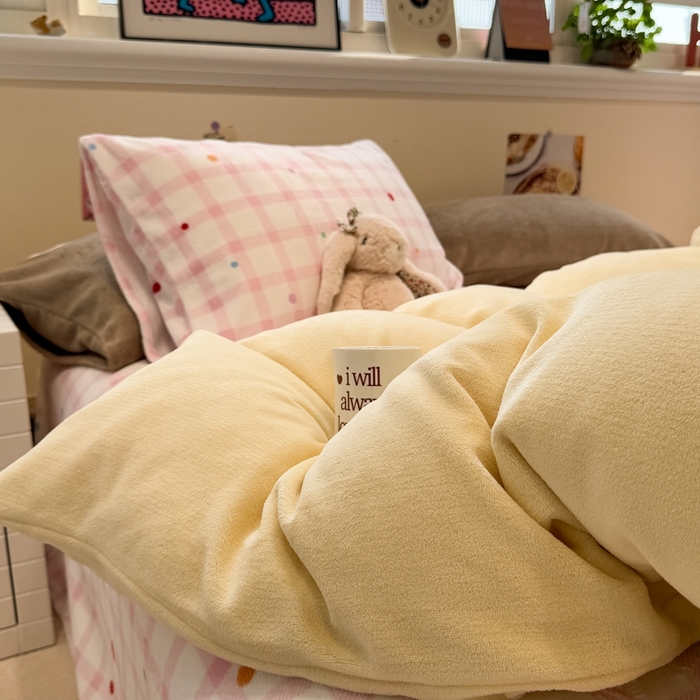 91家纺网 家纺一手货源 找家纺 呗旺鹿 2025新款亲肤舒适ins韩系撞色小清新牛奶绒四件套 芝士草莓点点-枕套咖+粉格