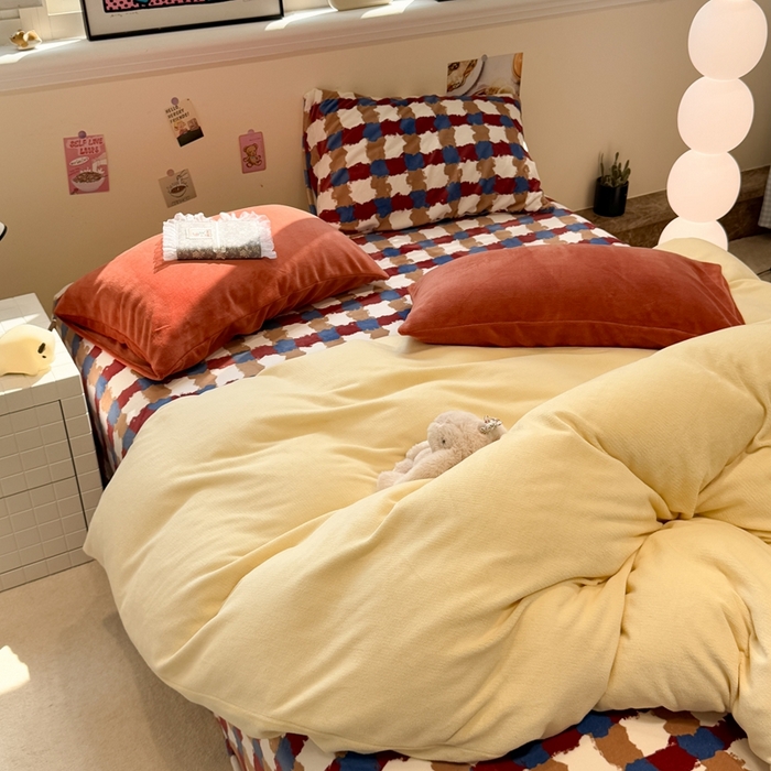 91家纺网 家纺一手货源 找家纺 呗旺鹿 2025新款亲肤舒适ins韩系撞色小清新牛奶绒四件套 芝士焦糖-枕套焦糖+格子