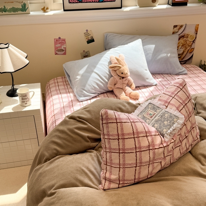 91家纺网 家纺一手货源 找家纺 呗旺鹿 2025新款亲肤舒适ins韩系撞色小清新牛奶绒四件套 巧克力草莓酱-枕套蓝色+格子