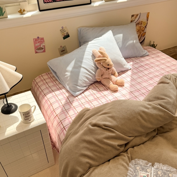 91家纺网 家纺一手货源 找家纺 呗旺鹿 2025新款亲肤舒适ins韩系撞色小清新牛奶绒四件套 巧克力草莓酱-枕套蓝色+格子