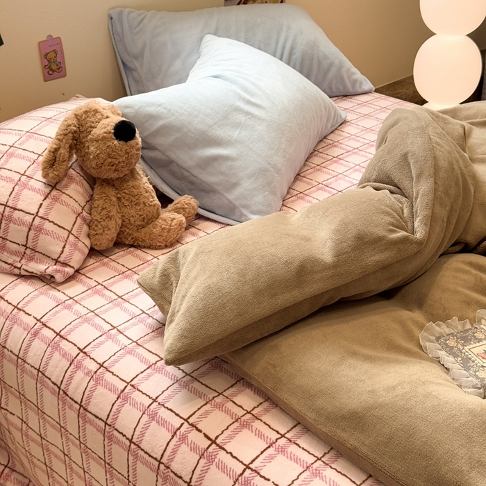 91家纺网 家纺一手货源 找家纺 呗旺鹿 2025新款亲肤舒适ins韩系撞色小清新牛奶绒四件套 巧克力草莓酱-枕套蓝色+蓝色