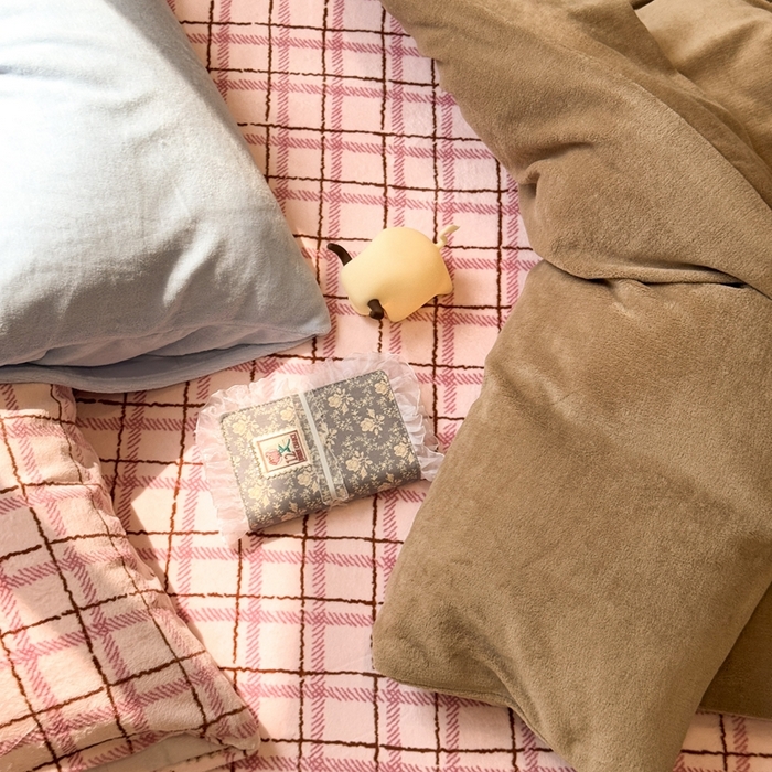 91家纺网 家纺一手货源 找家纺 呗旺鹿 2025新款亲肤舒适ins韩系撞色小清新牛奶绒四件套 巧克力草莓酱-枕套蓝色+蓝色