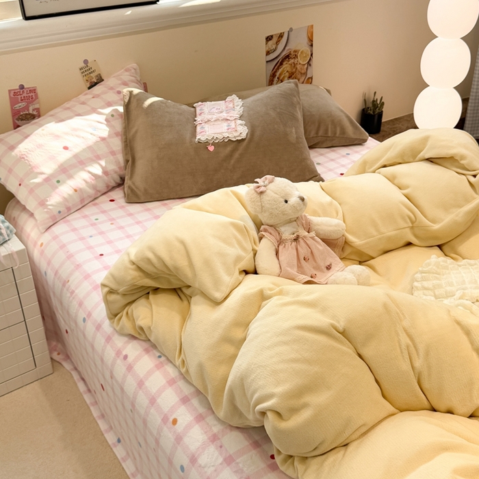 91家纺网 家纺一手货源 找家纺 呗旺鹿 2025新款亲肤舒适ins韩系撞色小清新牛奶绒四件套 芝士草莓点点-枕套咖+粉格