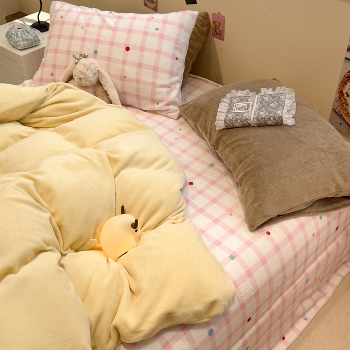 91家纺网 家纺一手货源 找家纺 呗旺鹿 2025新款亲肤舒适ins韩系撞色小清新牛奶绒四件套 芝士草莓点点-枕套咖+咖