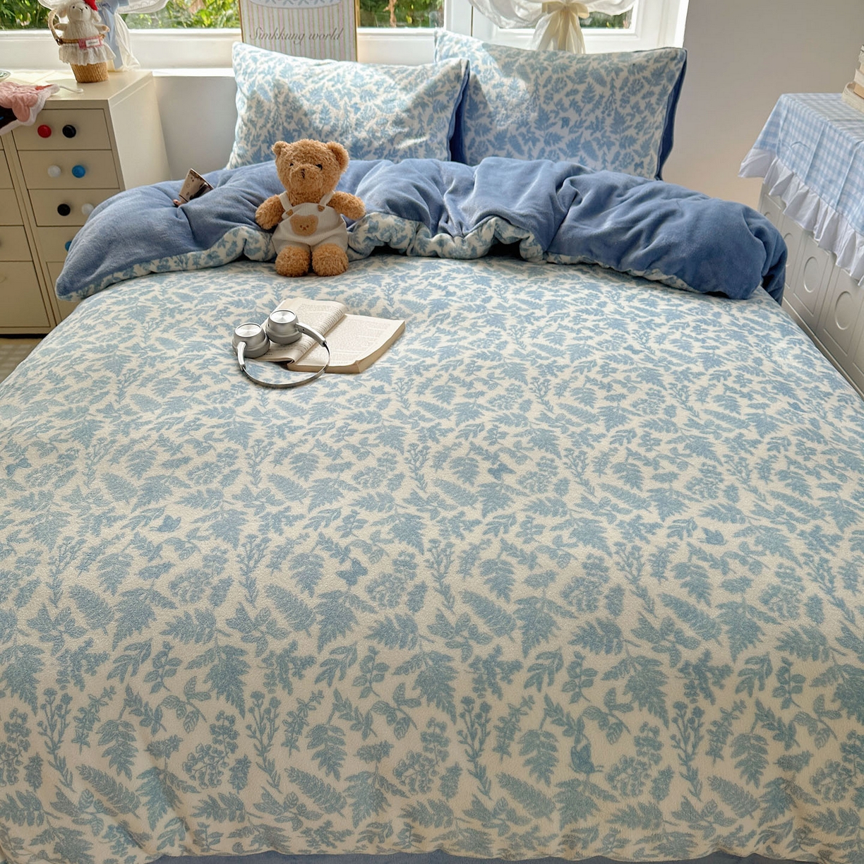 91家纺网 家纺一手货源 找家纺 暖芯优选 2025新款小清新加厚高克重牛奶绒四件套直播热款电商热款 叶子青青