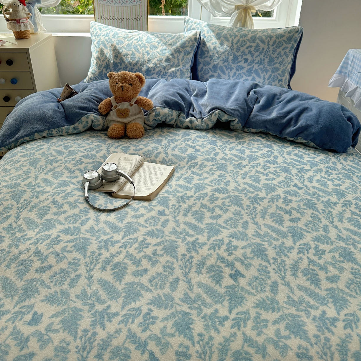 91家纺网 家纺一手货源 找家纺 暖芯优选 2025新款小清新加厚高克重牛奶绒四件套直播热款电商热款 叶子青青