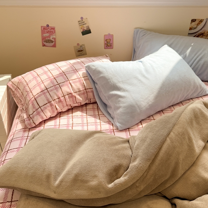 91家纺网 家纺一手货源 找家纺 呗旺鹿 2025新款亲肤舒适ins韩系撞色小清新牛奶绒四件套 巧克力草莓酱-枕套蓝色+格子