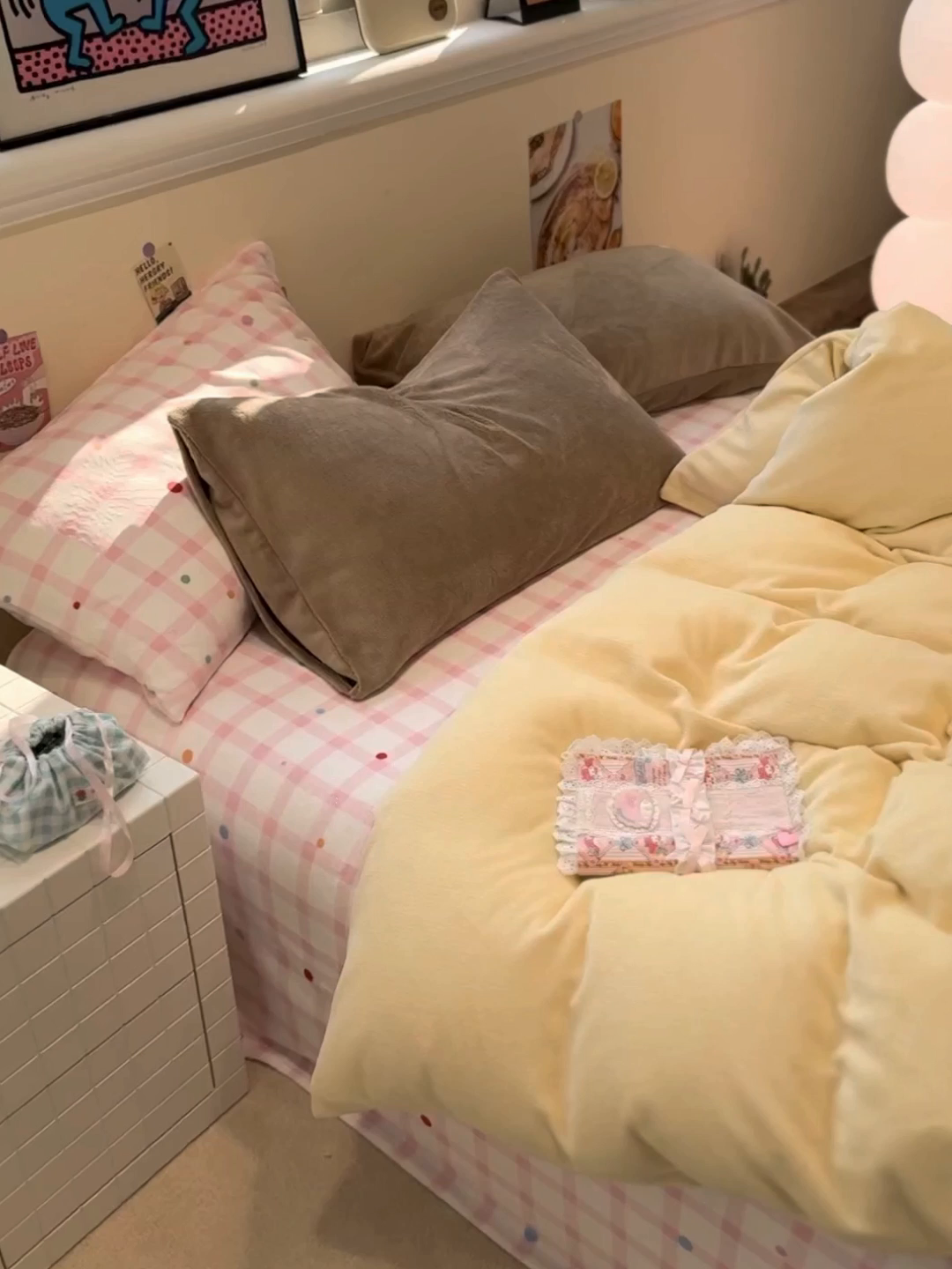 91家纺网 家纺一手货源 找家纺 呗旺鹿 2025新款亲肤舒适ins韩系撞色小清新牛奶绒四件套 芝士草莓点点-枕套咖+粉格