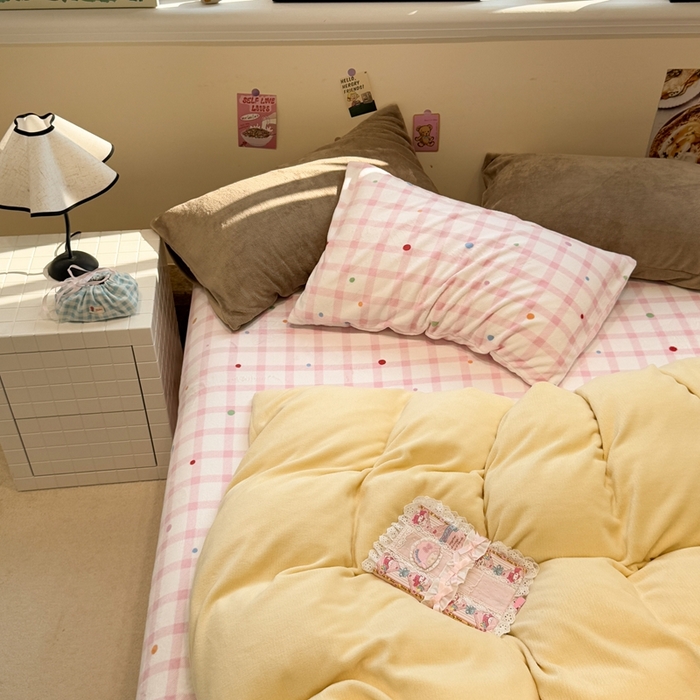 91家纺网 家纺一手货源 找家纺 呗旺鹿 2025新款亲肤舒适ins韩系撞色小清新牛奶绒四件套 芝士草莓点点-枕套咖+粉格