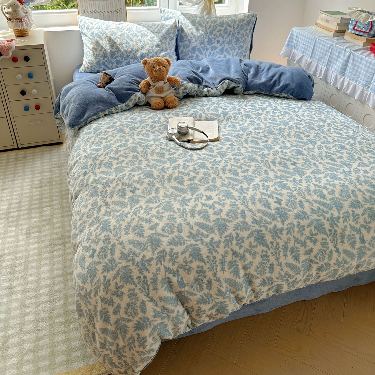 91家纺网 家纺一手货源 找家纺 暖芯优选 2025新款小清新加厚高克重牛奶绒四件套直播热款电商热款 叶子青青