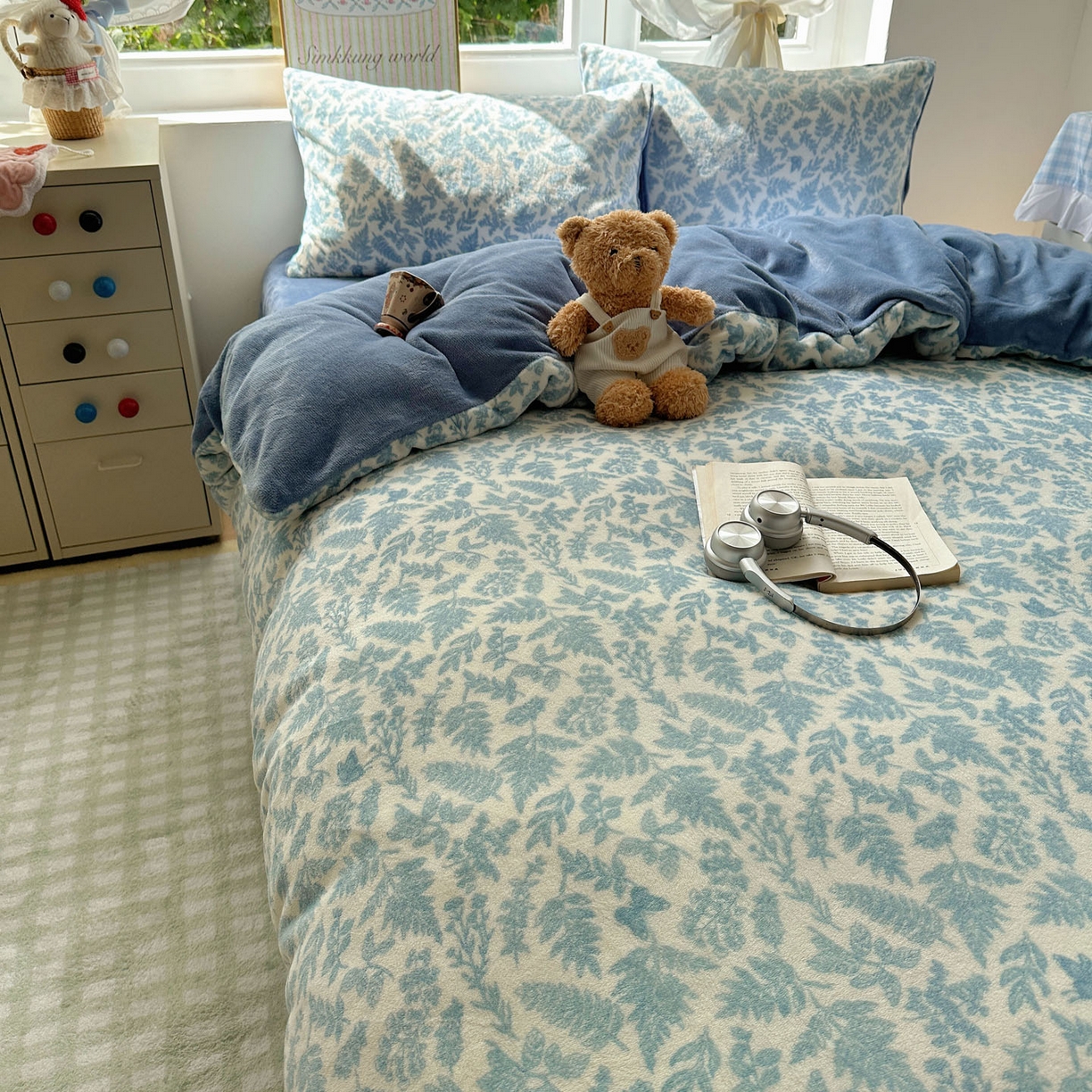 91家纺网 家纺一手货源 找家纺 暖芯优选 2025新款小清新加厚高克重牛奶绒四件套直播热款电商热款 叶子青青