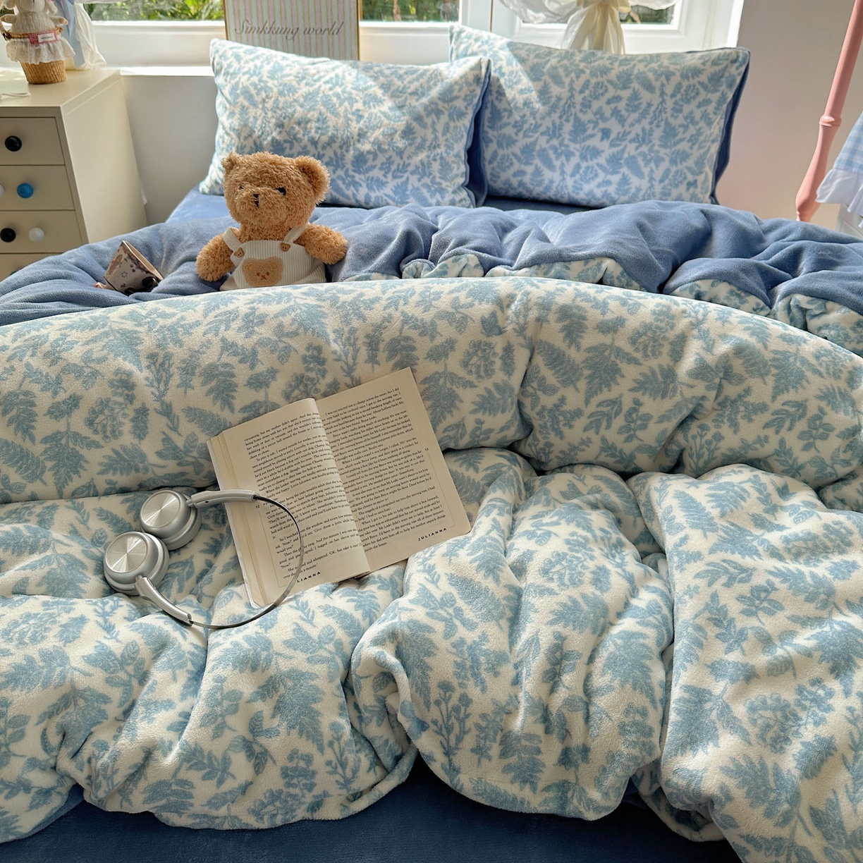 91家纺网 家纺一手货源 找家纺 暖芯优选 2025新款小清新加厚高克重牛奶绒四件套直播热款电商热款 叶子青青