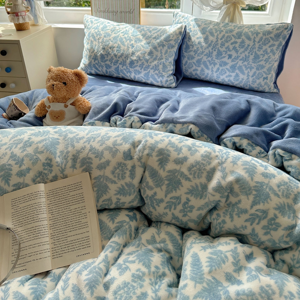 91家纺网 家纺一手货源 找家纺 暖芯优选 2025新款小清新加厚高克重牛奶绒四件套直播热款电商热款 叶子青青