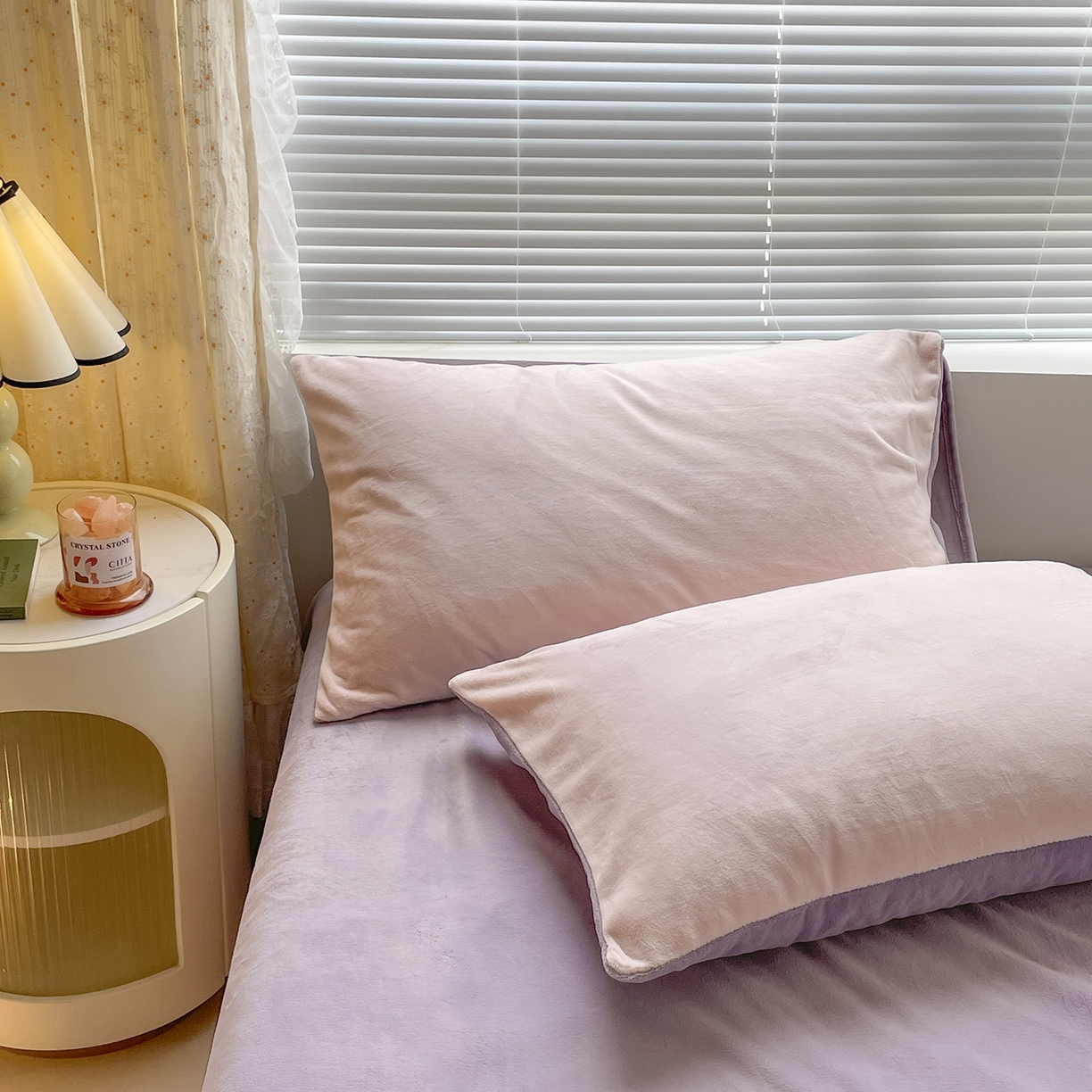 91家纺网 家纺一手货源 找家纺 小叮当家纺仓储工厂店 2025新款纯色双拼牛奶绒四件套190克 卡尔-桃粉+浅紫