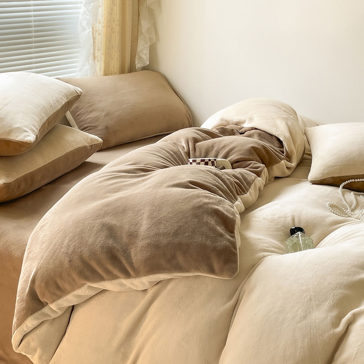 91家纺网 家纺一手货源 找家纺 小叮当家纺仓储工厂店 2025新款纯色双拼牛奶绒四件套190克 卡尔-米杏+茶咖