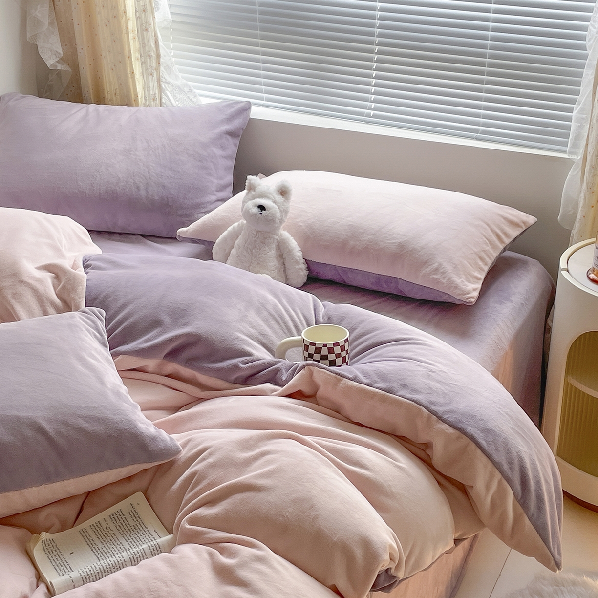 91家纺网 家纺一手货源 找家纺 小叮当家纺仓储工厂店 2025新款纯色双拼牛奶绒四件套190克 卡尔-桃粉+浅紫