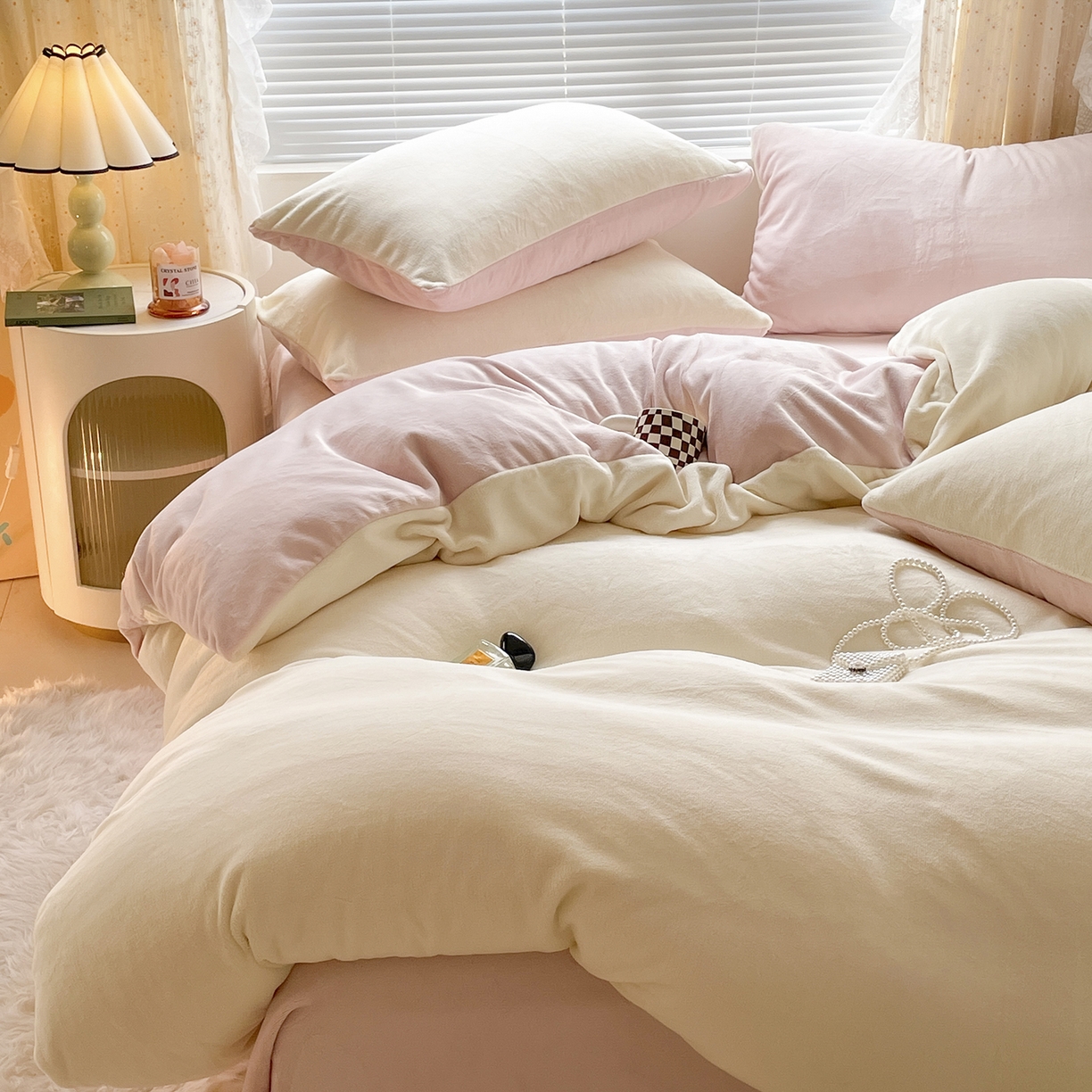 91家纺网 家纺一手货源 找家纺 小叮当家纺仓储工厂店 2025新款纯色双拼牛奶绒四件套190克 卡尔-奶黄+桃粉