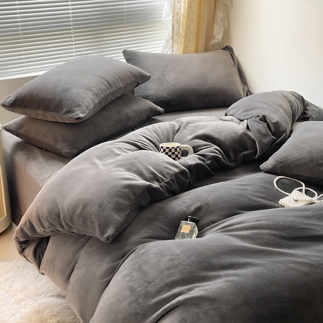 91家纺网 家纺一手货源 找家纺 小叮当家纺仓储工厂店 2025新款纯色双拼牛奶绒四件套190克 卡尔-深灰