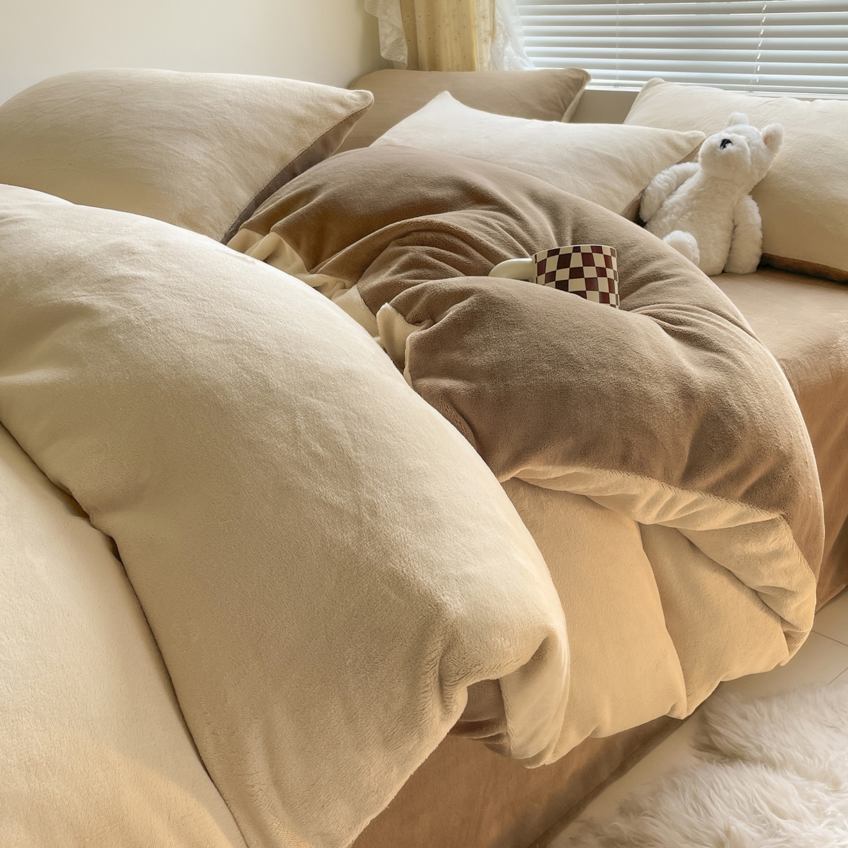 91家纺网 家纺一手货源 找家纺 小叮当家纺仓储工厂店 2025新款纯色双拼牛奶绒四件套190克 卡尔-米杏+茶咖