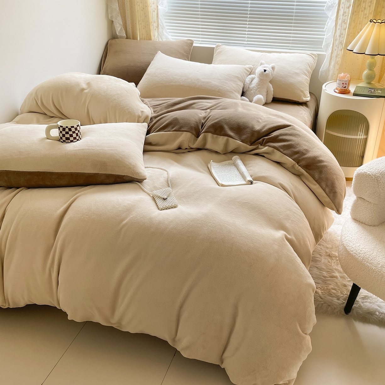 91家纺网 家纺一手货源 找家纺 小叮当家纺仓储工厂店 2025新款纯色双拼牛奶绒四件套190克 卡尔-米杏+茶咖