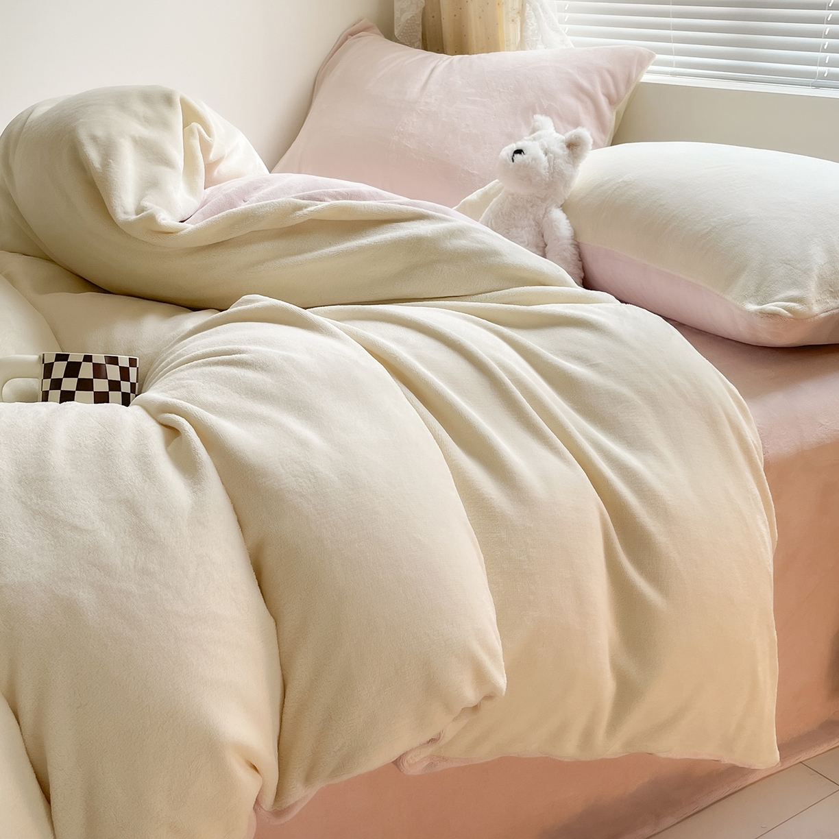 91家纺网 家纺一手货源 找家纺 小叮当家纺仓储工厂店 2025新款纯色双拼牛奶绒四件套190克 卡尔-奶黄+桃粉