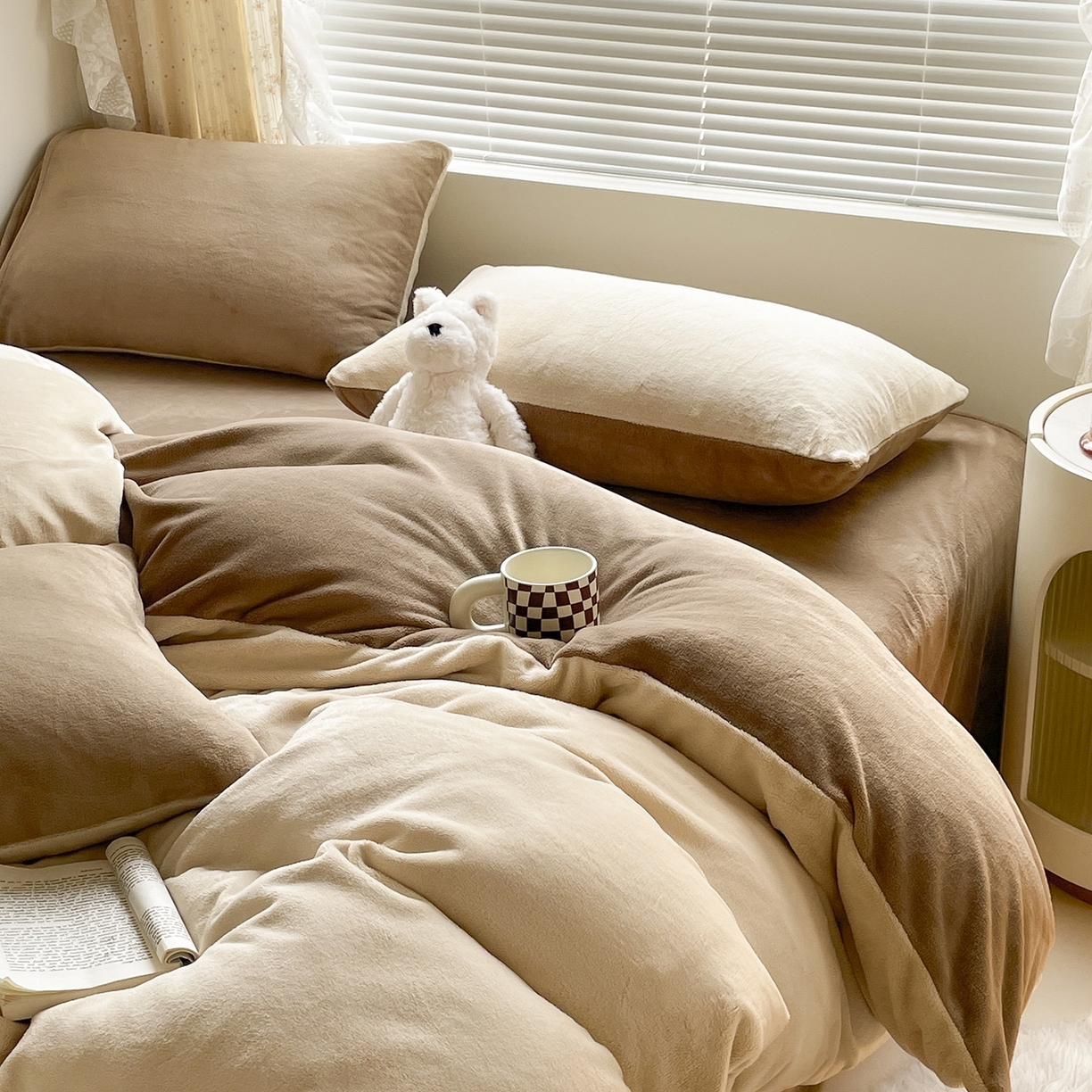 91家纺网 家纺一手货源 找家纺 小叮当家纺仓储工厂店 2025新款纯色双拼牛奶绒四件套190克 卡尔-米杏+茶咖